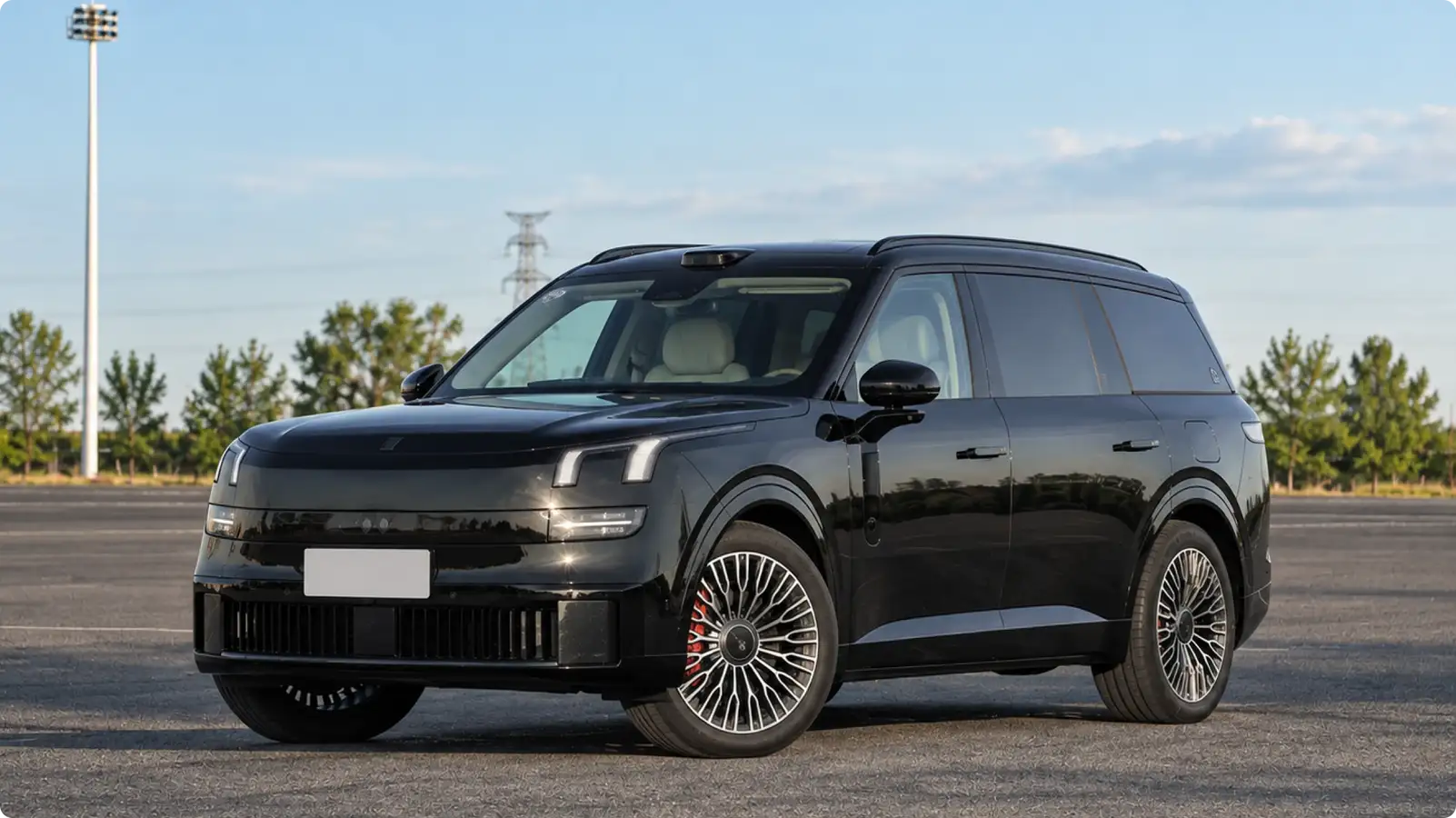 Lynk & Co 900 2.0T Explorer — топовая трехмоторная версия