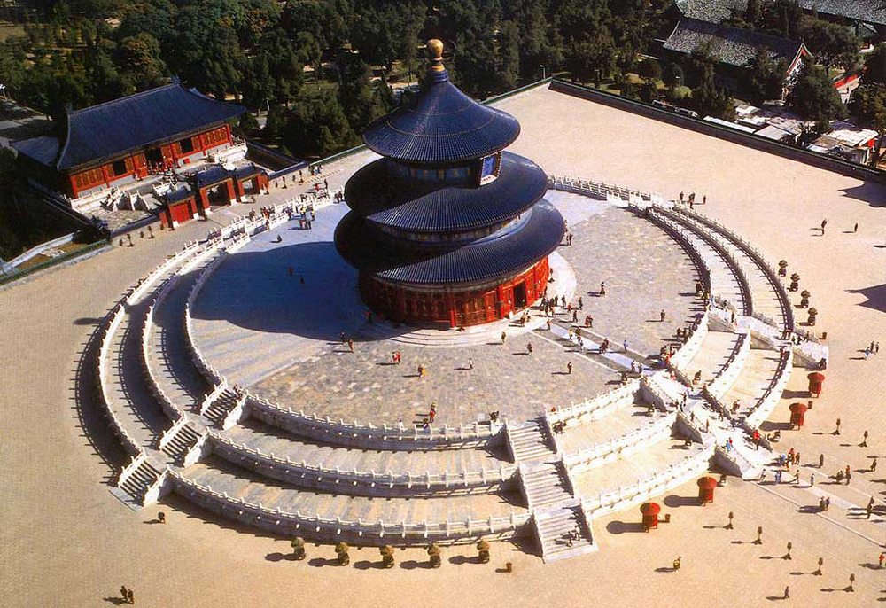 Здания ансамбля выполнены в форме круга