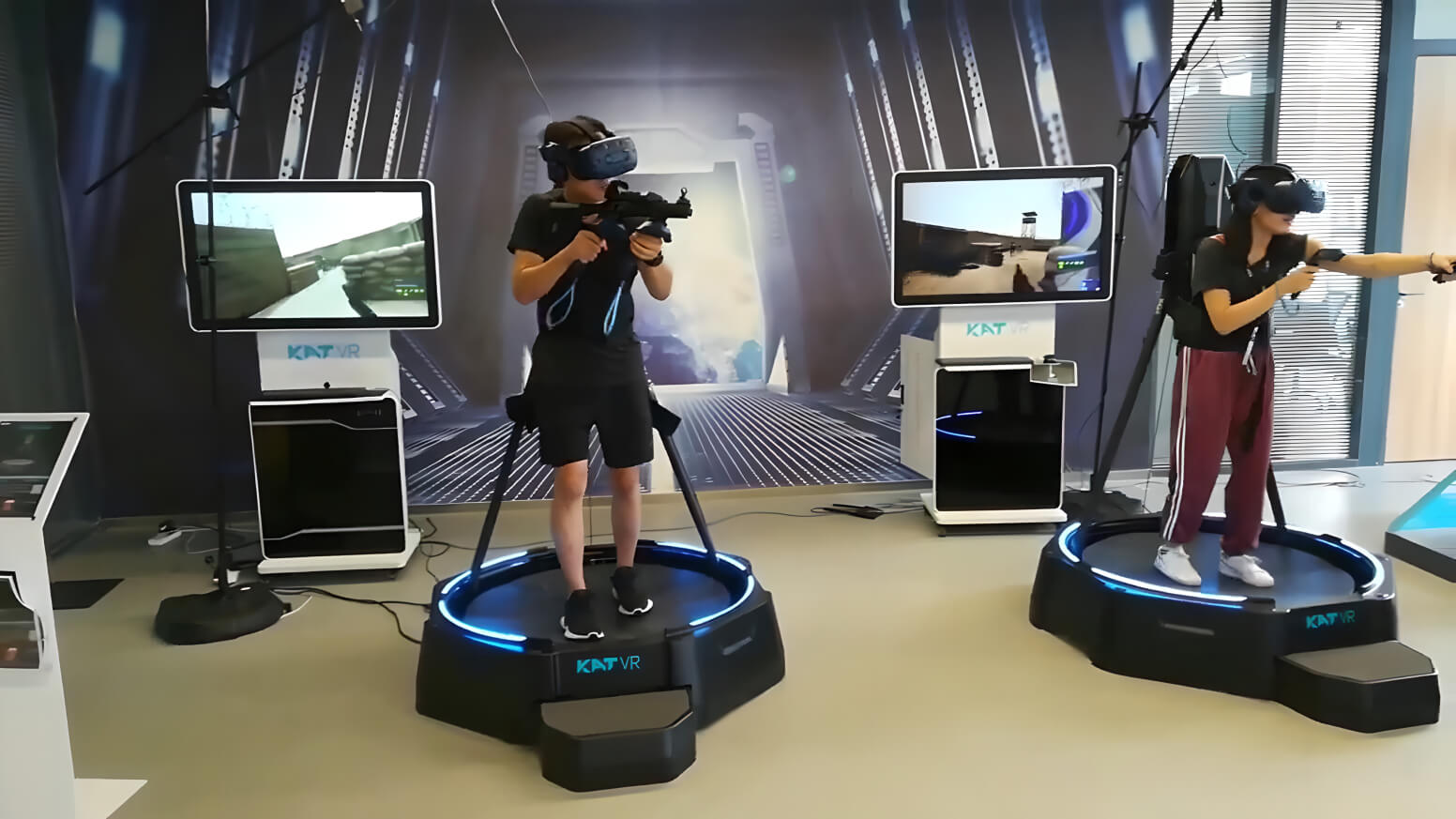 Платформы для развлечения. Беговая VR платформа kat walk Mini. Kat VR платформа для виртуальной. Virtuix Omni one VR Treadmill. VR аттракцион Stereolife s1.