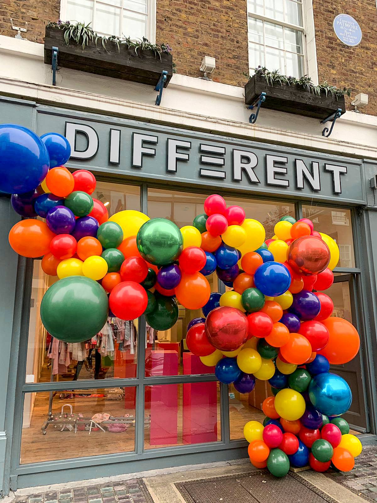 Открытие магазина шарами. Украшение шарами. Гирлянда из шаров. Гирлянда из шаров воздух. Разноцветная гирлянда из шаров.