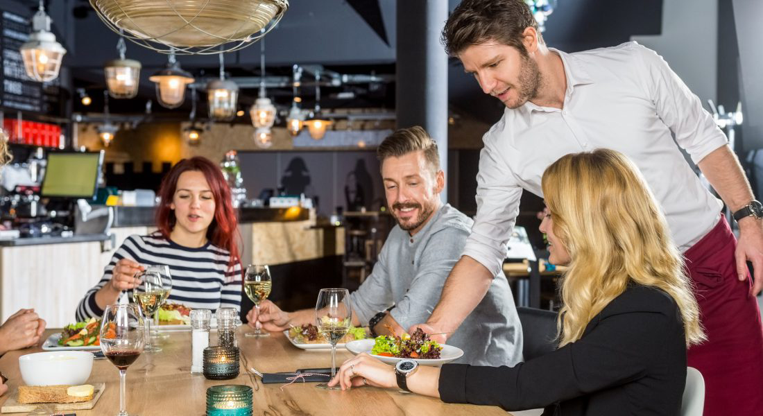 Waiter cafe serve people. Ресторан с посетителями. Ресторан гости. Клиент в ресторане. Люди в кафе с официантом.