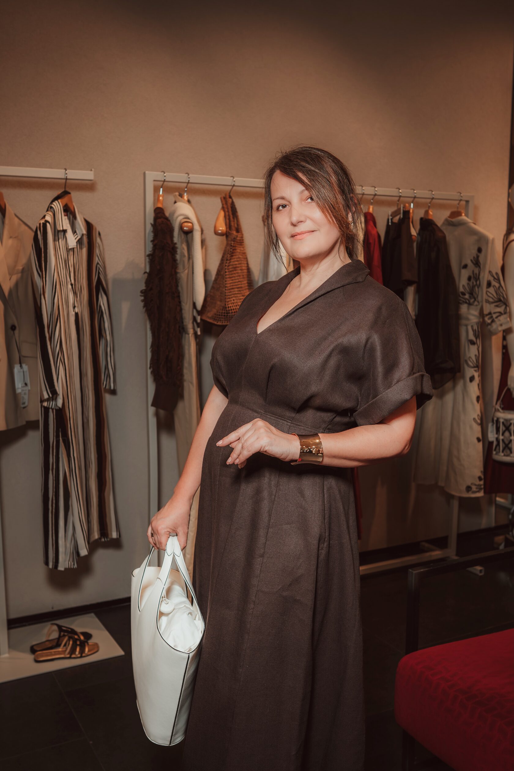 Тери Краиванова позира за снимка облечена в елегантни дрехи от MDL Shop на Fashion Soirée за дамите от Великолепната Жена