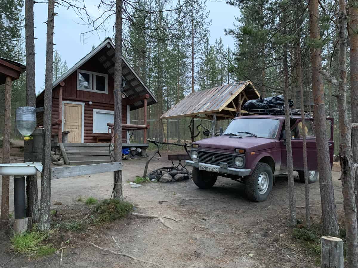 Изба Медведь на озере Мальвиайнен в Карелии