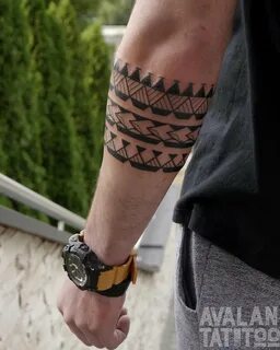 [50 Фото] Татуировка Браслет на Руке: цветы, узоры, надпись, космос | TattooAssist