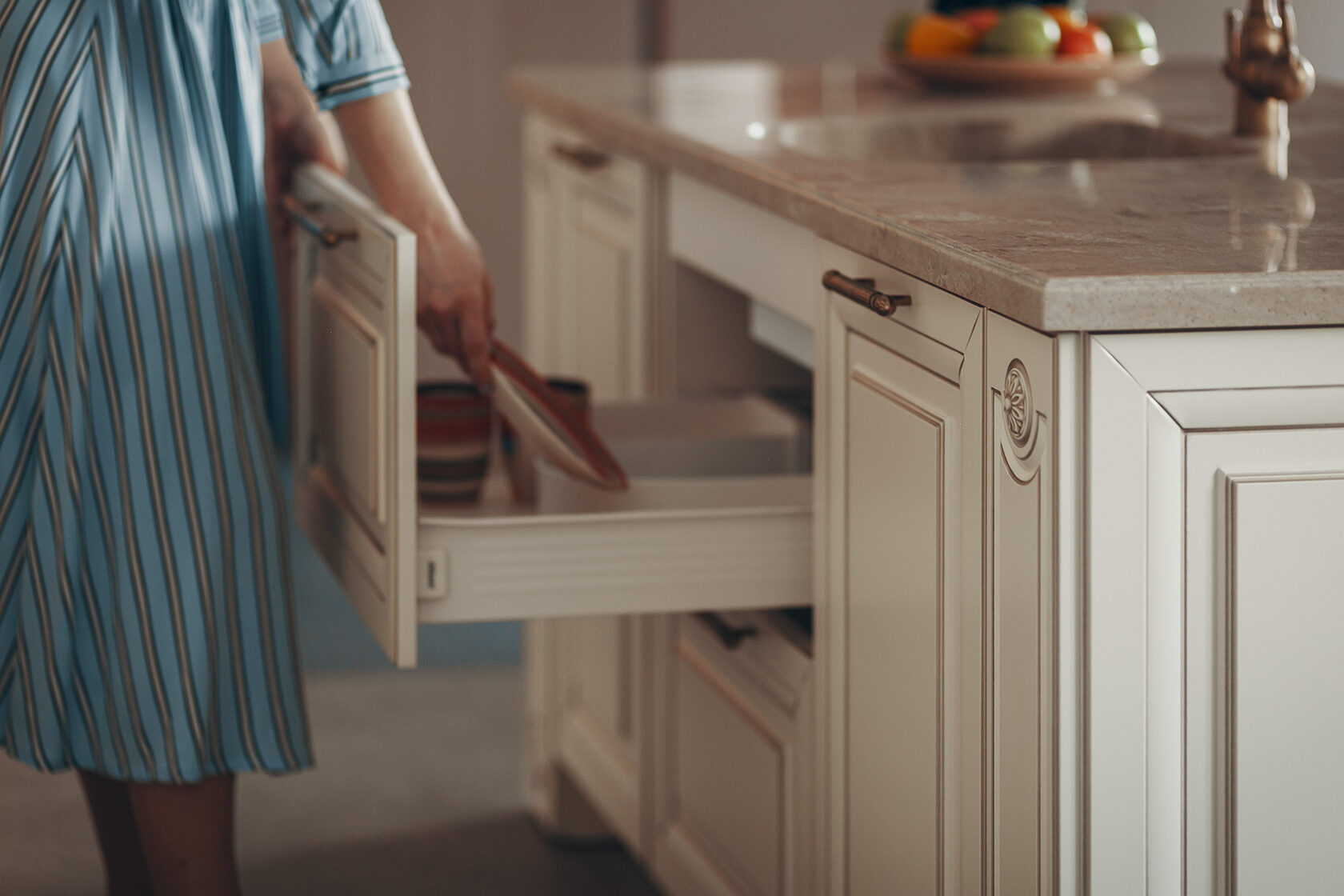 Классическая кухня на заказ с фрезерованными фасадами и бронзовой фурнитурой