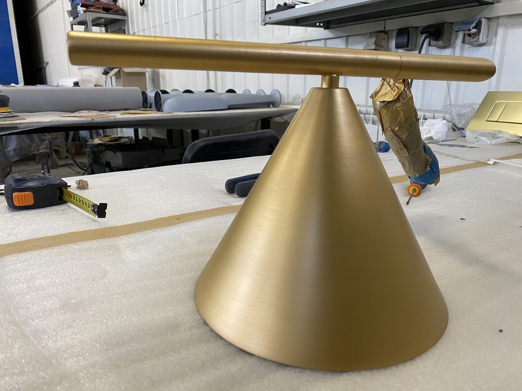 покрасить светильник под латунь