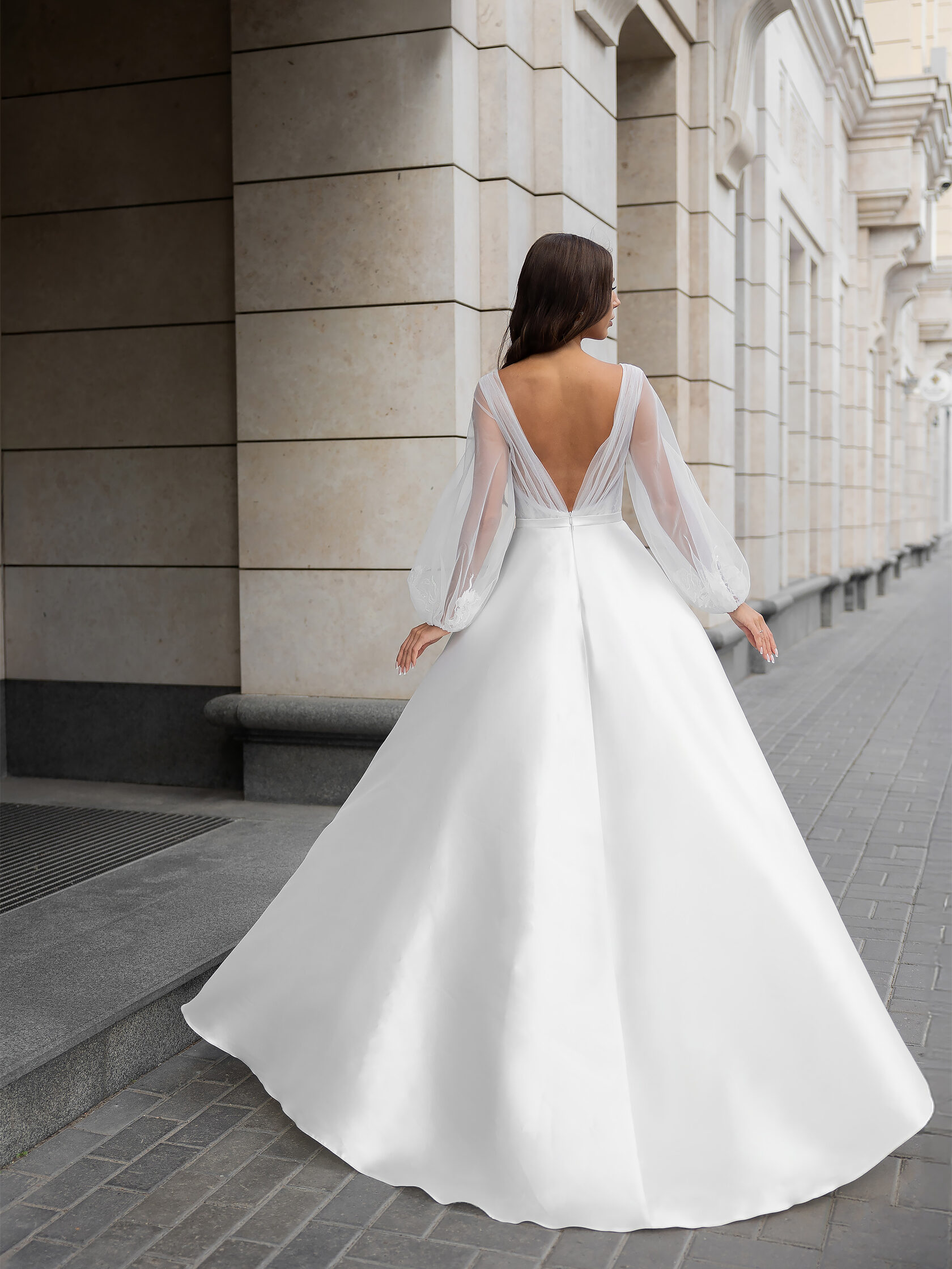 Свадебное платье атласное с красивой спиной