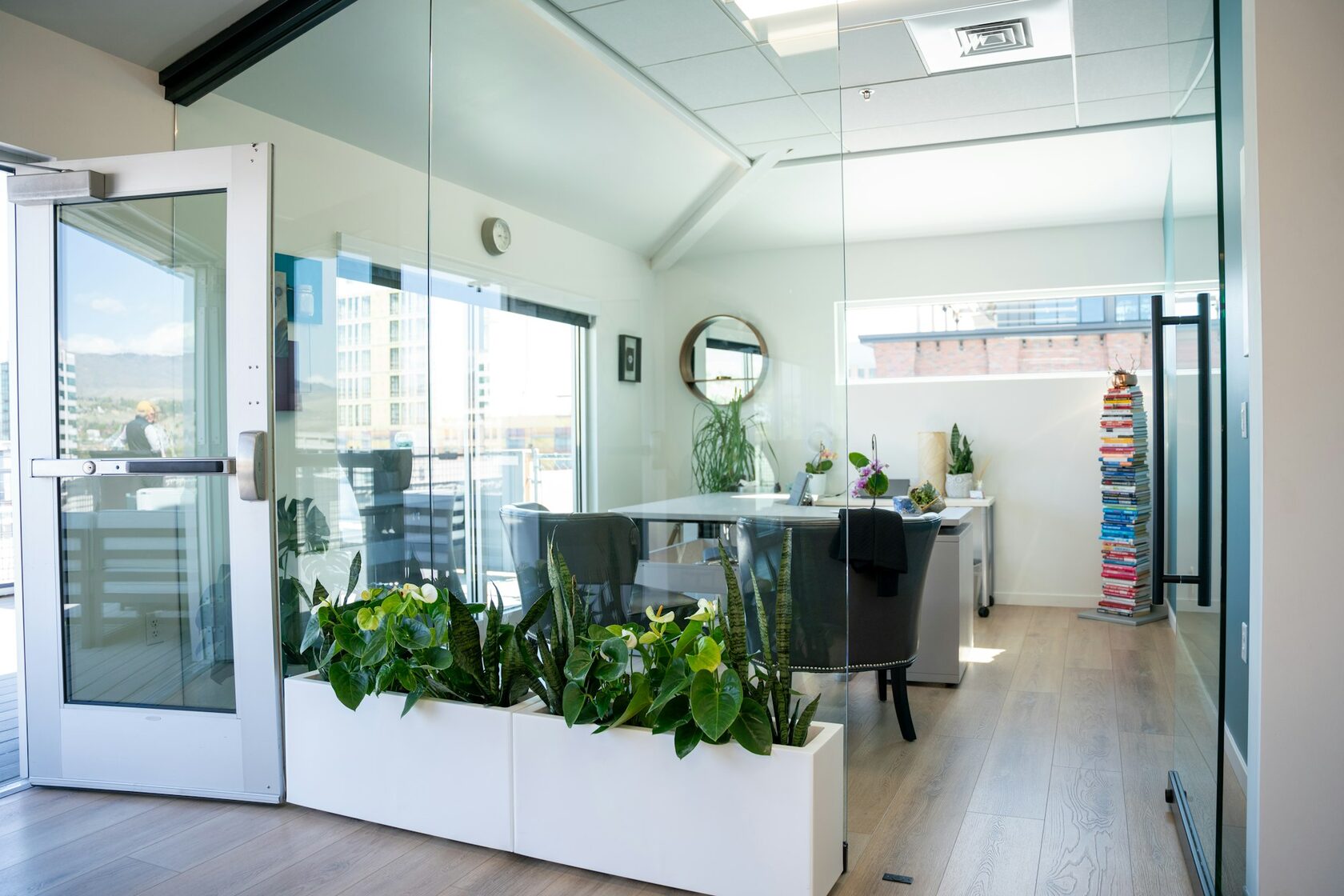 Современный интерьер клиники Aurelia Dental с естественным освещением