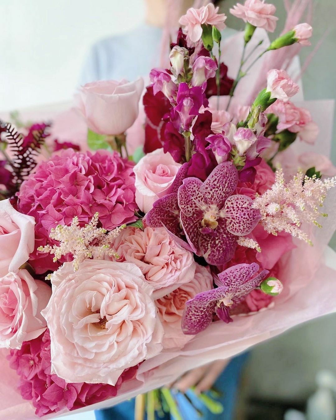 букет с пионовидными розами. красно малиновый букет. розы маттиола ранункулюс. букет малинового цвета. малиновые розы букет.