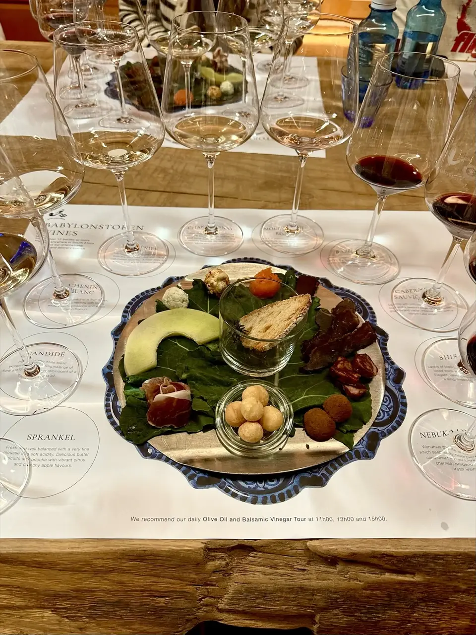 Блюдо с овощами на столе во время экскурсии на винодельню