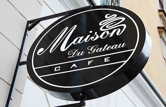 Вывеска на кронштейне для кафе