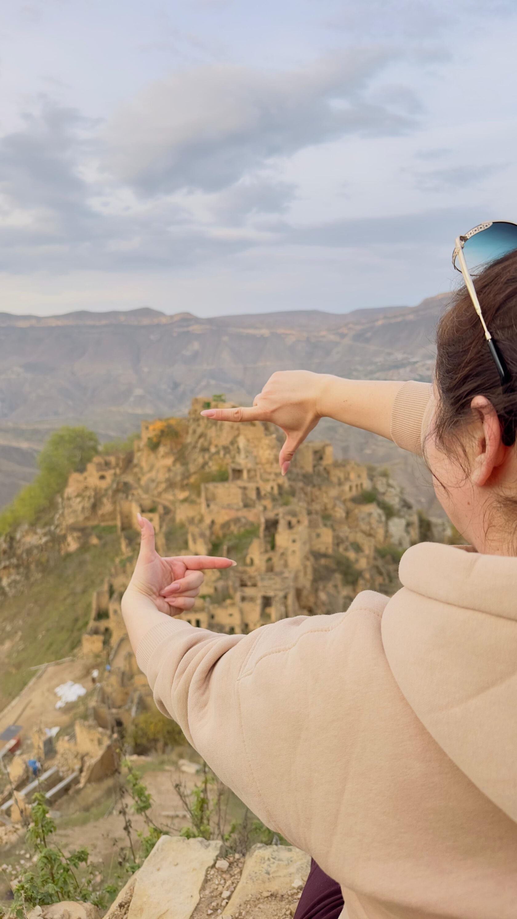 Заброшенные каменные дома аула-призрака Гамсутль в лучах заката. Индивидуальный тур по горному Дагестану.