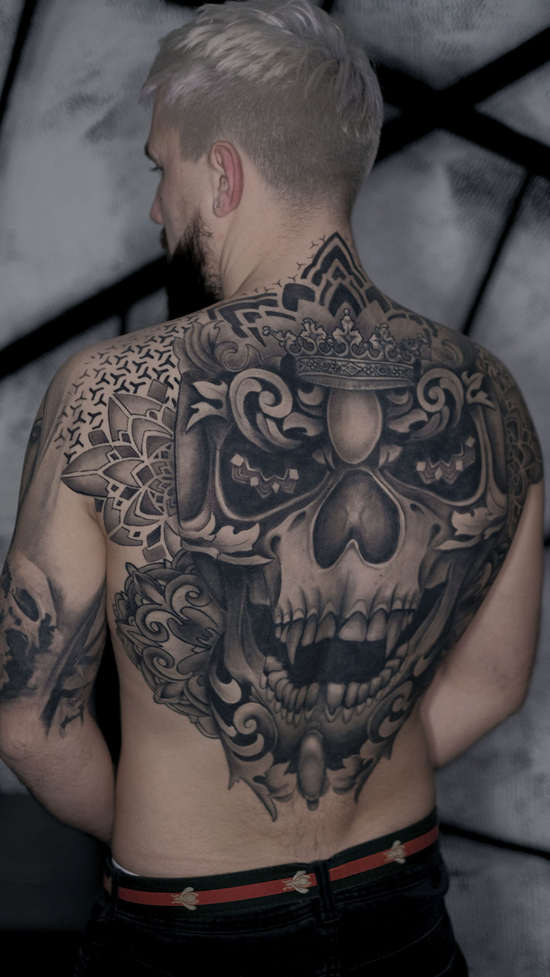 Татуировки черепов на спине