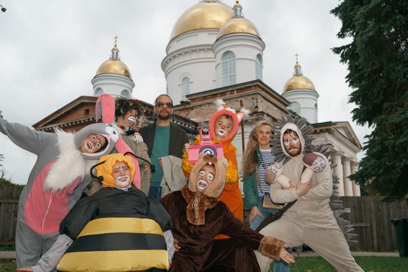 Команда спектакля на общей фотографии в Боровичах