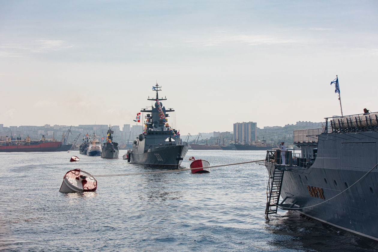 Время репетиции парада вмф. Парад кораблей Тихоокеанского флота Владивосток. Линия парада кораблей во Владивостоке. Владивосток корабли.