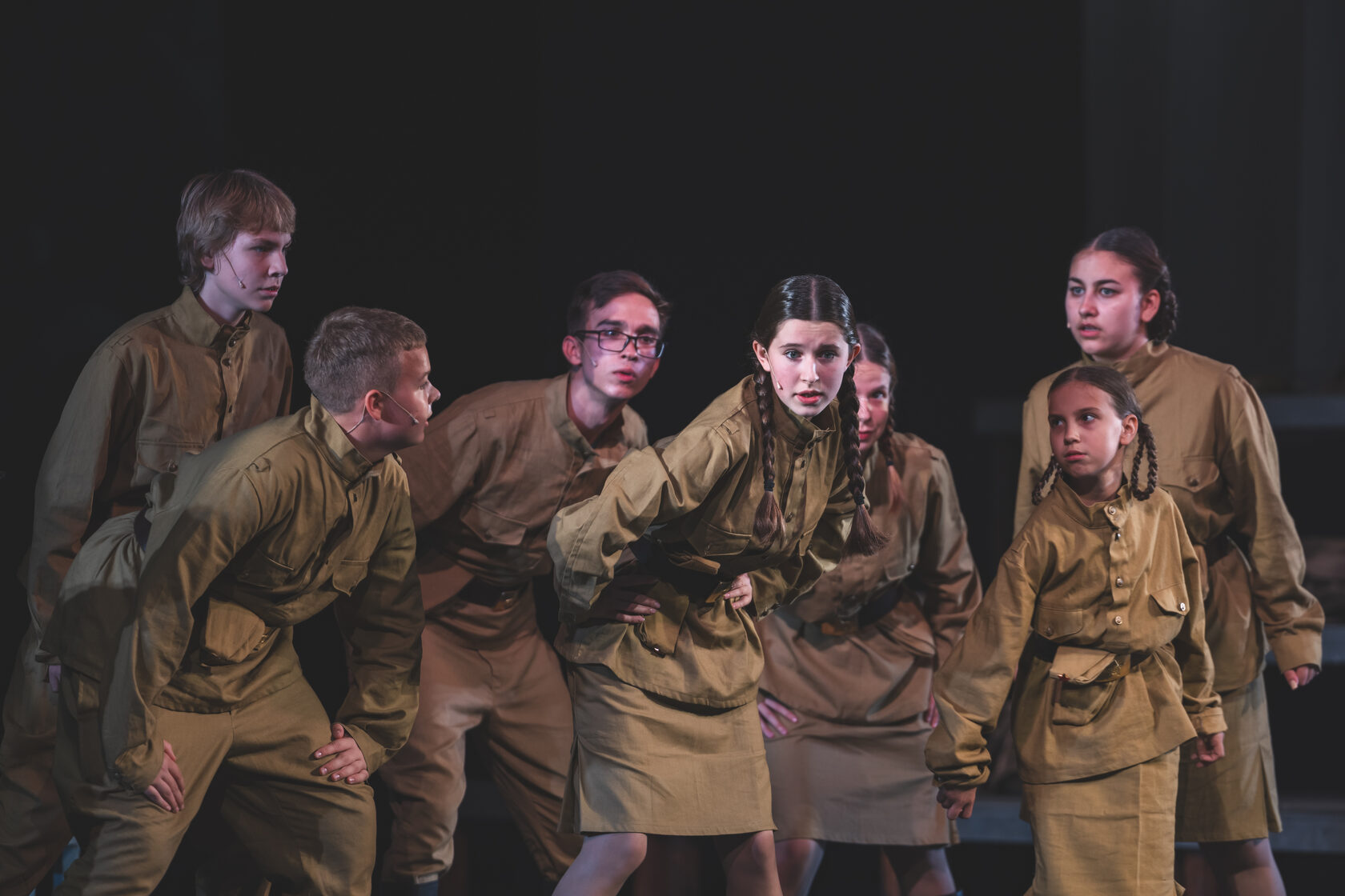 Сцена из спектакля, где переплетаются текст Твардовского и детские эссе.