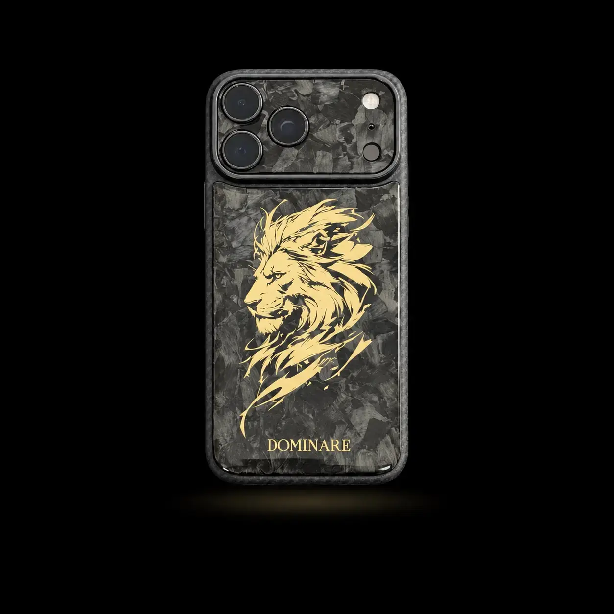 Чехол DOMINARE для iPhone из кованого карбона с золотистым изображением льва