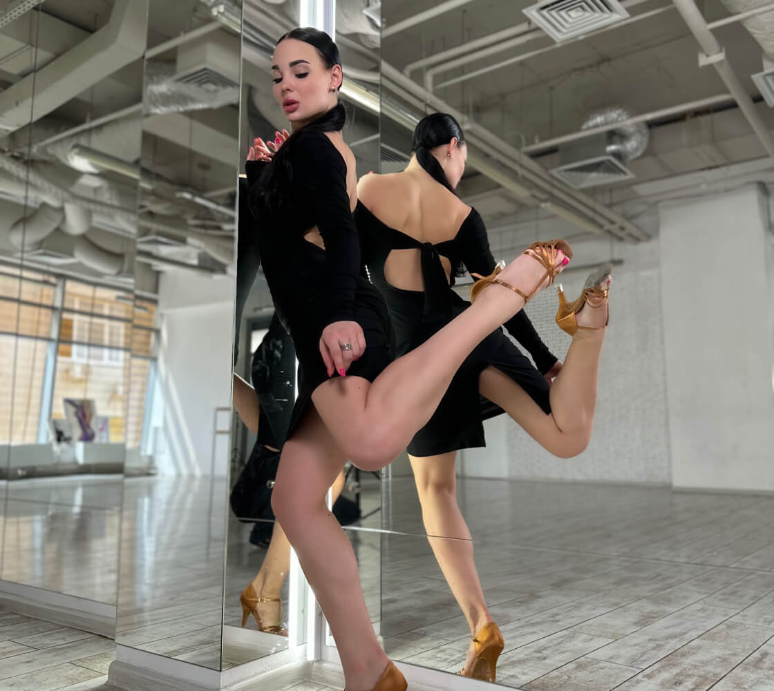 Rus tilida bobo va nabira bilan porno Kiyinish xonasidagi yashirin kamera jojaning tukli postlogini suratga oldi.