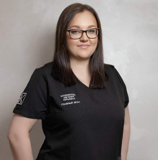 Основатель и главный врач клиники — Куприянова Евгения Юрьевна, врач гнатолог, ортопед, хирург- имплантолог, пародонтолог