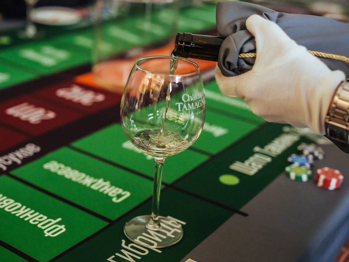 фото парня и девушки на романтическом свидании в публичном месте