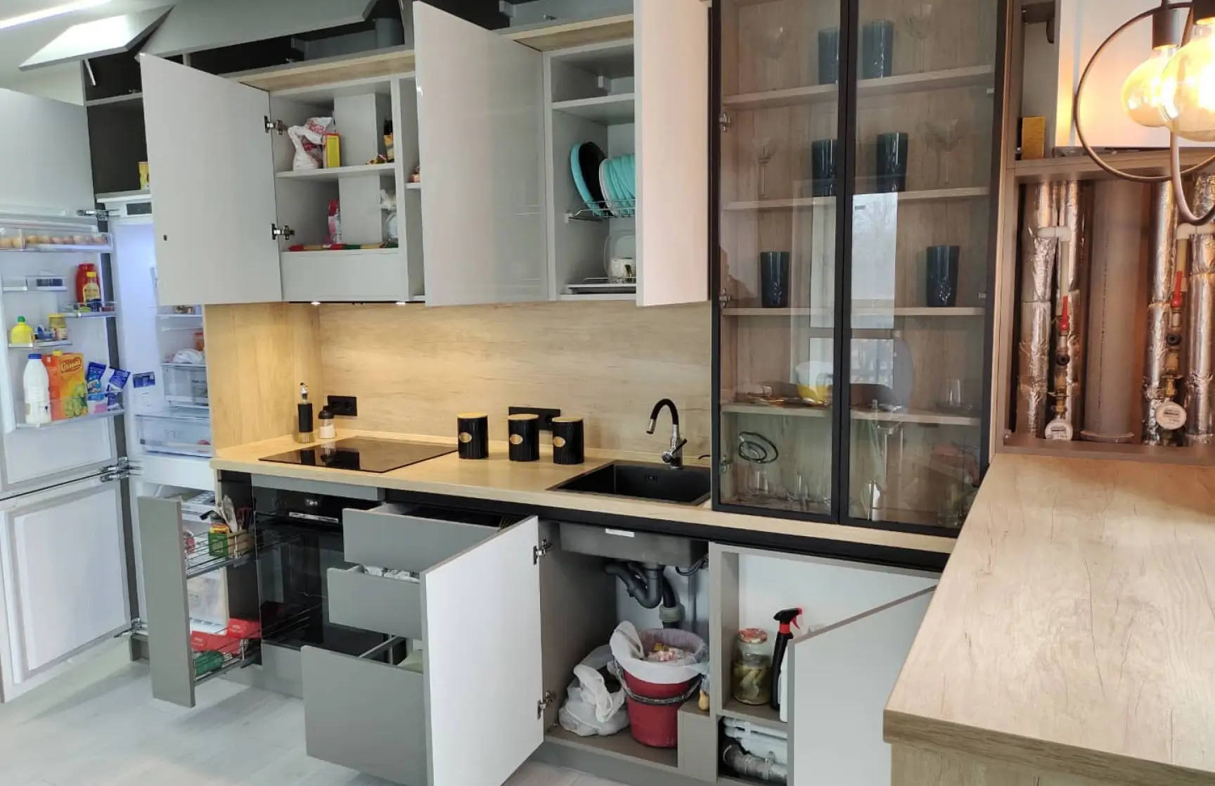 Кухня на заказ в современном стиле: пластик, алюминий и профиль Gola 8