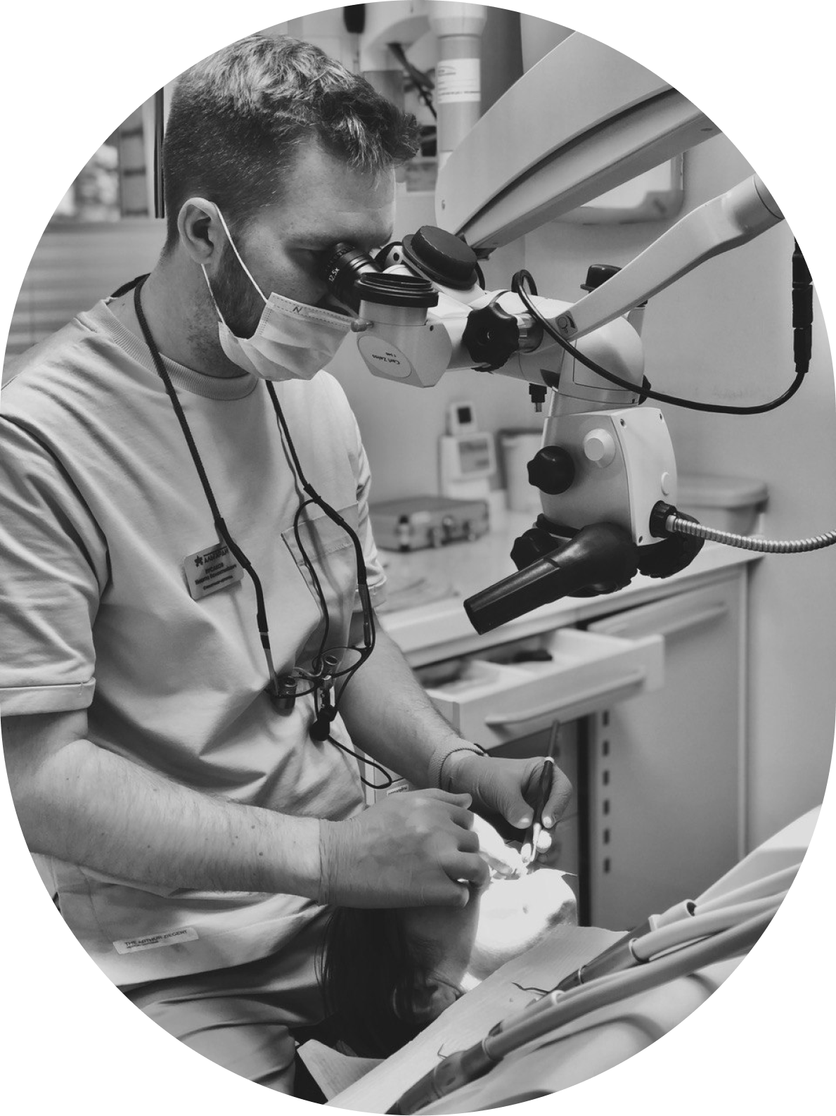 3 изображения врача стоматолога-ортопеда Русакова Никиты в процессе работы, сидя за операционным микроскопом и рядом с пациентом