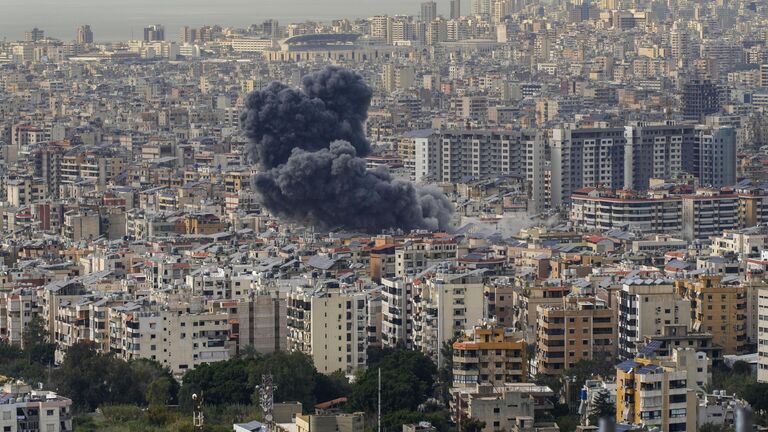 Последствия удара по южным пригородам Бейрута, дым над жилыми кварталами