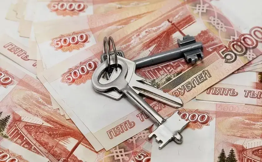 Разбросанные купюры крупного номинала и связка ключей