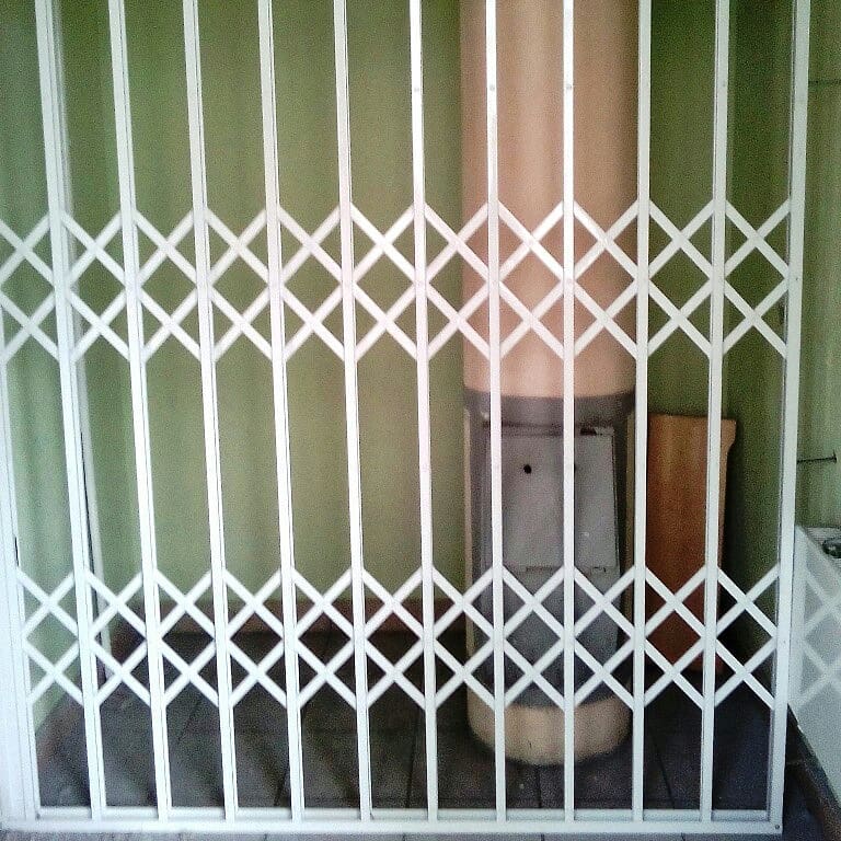 Раздвижные металлические решетки подъезд
