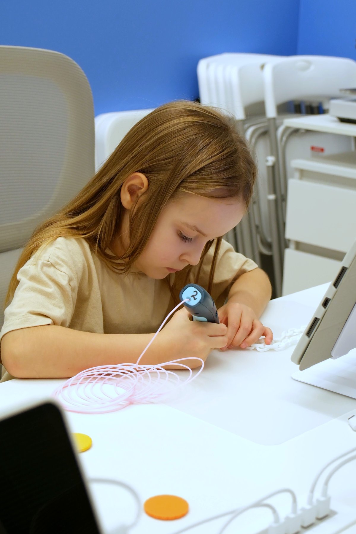 Ребёнок дорабатывает модель 3D-ручкой в студии 3Dkids