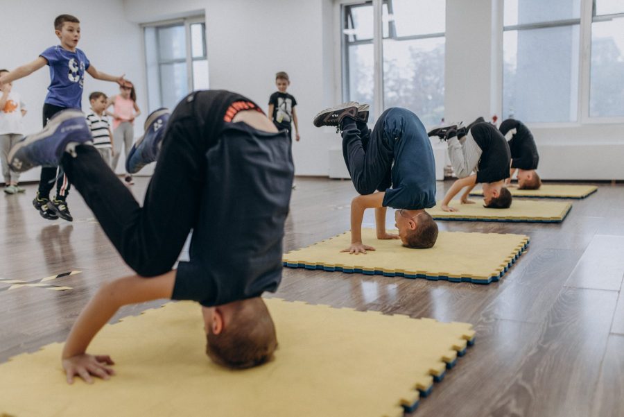 Ученики студии брейк-данса на занятии