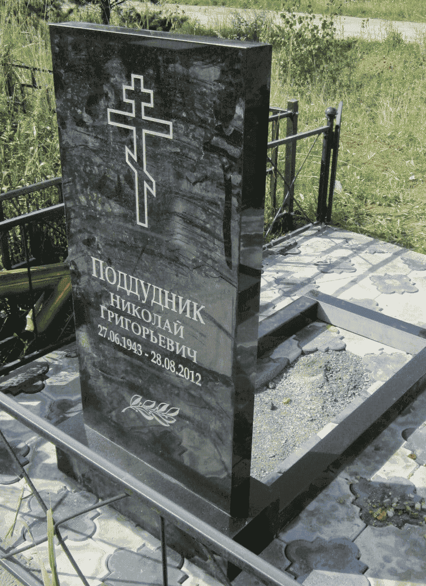 Памятник из Карельского гранита с гравировкой двух сторон, размер 1000х450х50