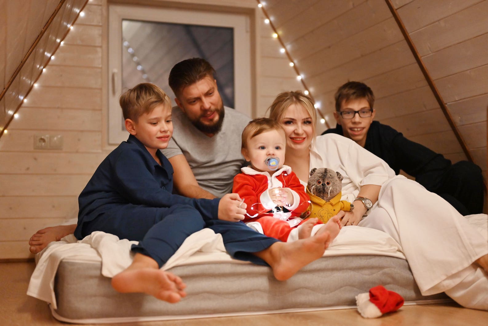 Семья с тремя детьми радуется отдыху в уютном A-frame домике Aframe Happy в зимний день