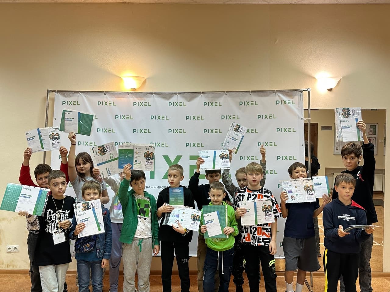 Дети с сертификатами в лагере программирования в Подмосковье