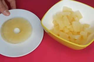 Приготовление салата «Дамский каприз» с курицей и ананасом слоями: шаг 2