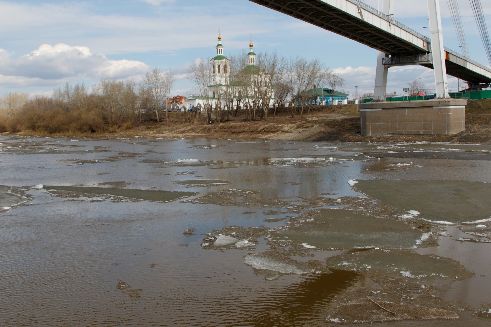 Почти река. Река тура весной. Тюмень в апреле фото. Речка на месте славы. Городсевеподонецк сегодня.