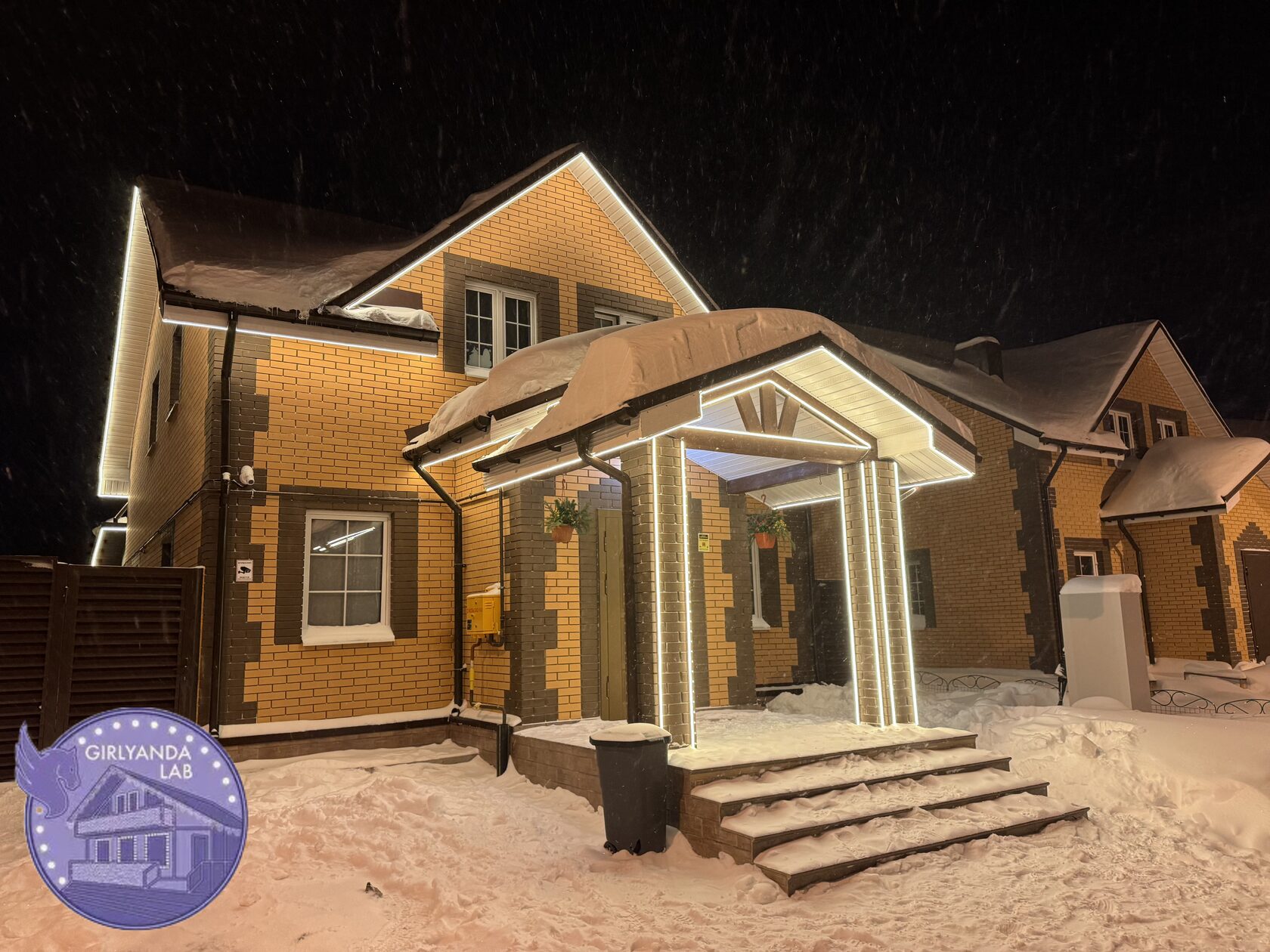 Подсветка дома КП Пушкинский лес - боковой вид