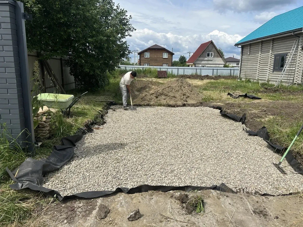 Подготовка и выравнивание песчаного основания для укладки дорожных плит ПДН.