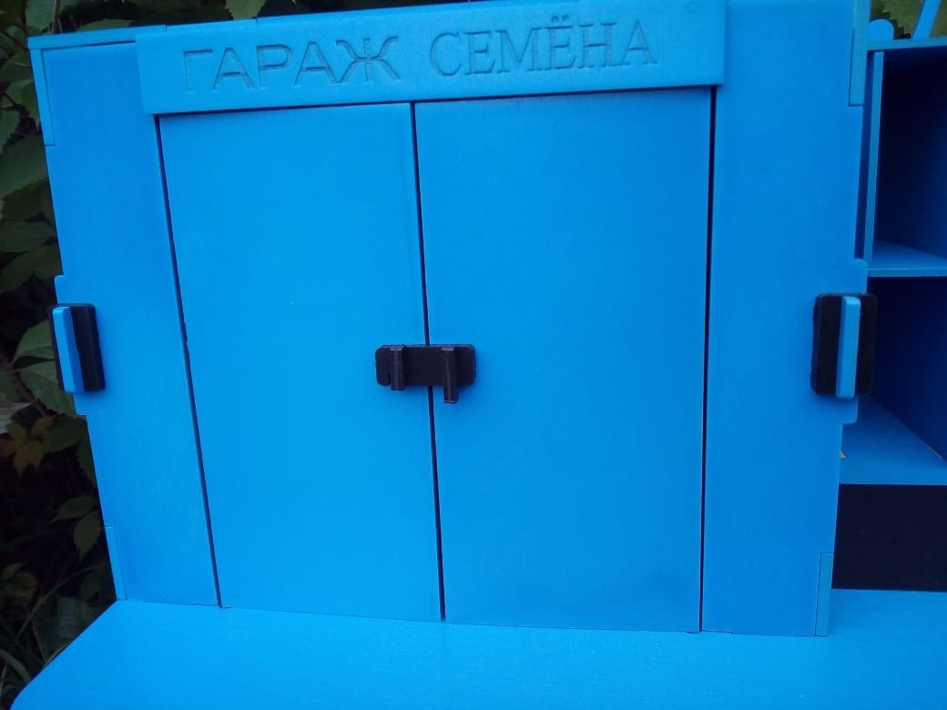 Парковка большая, с трамплином из фанеры