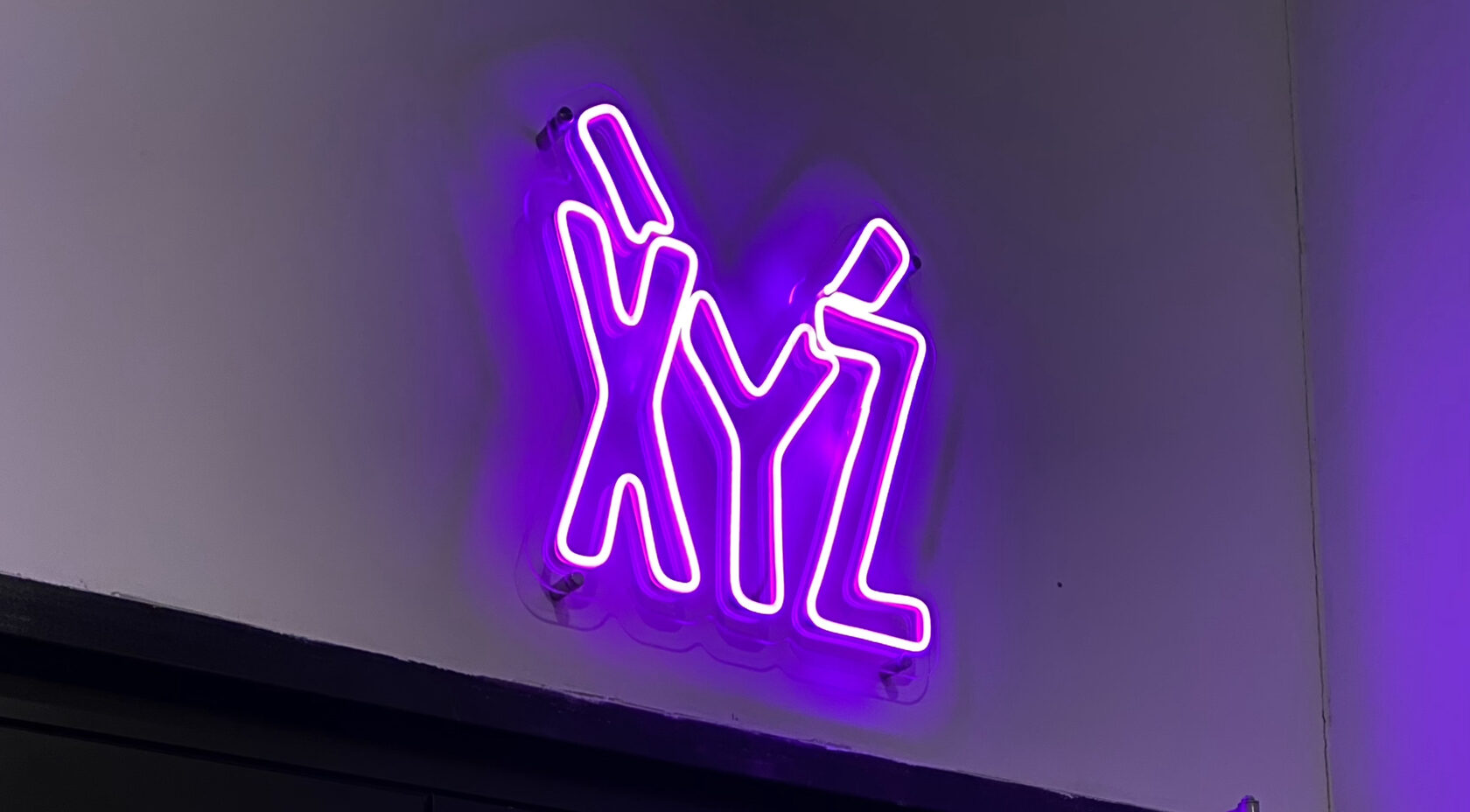 Неоновая вывеска для онлайн-школы программирования "XYZ School"