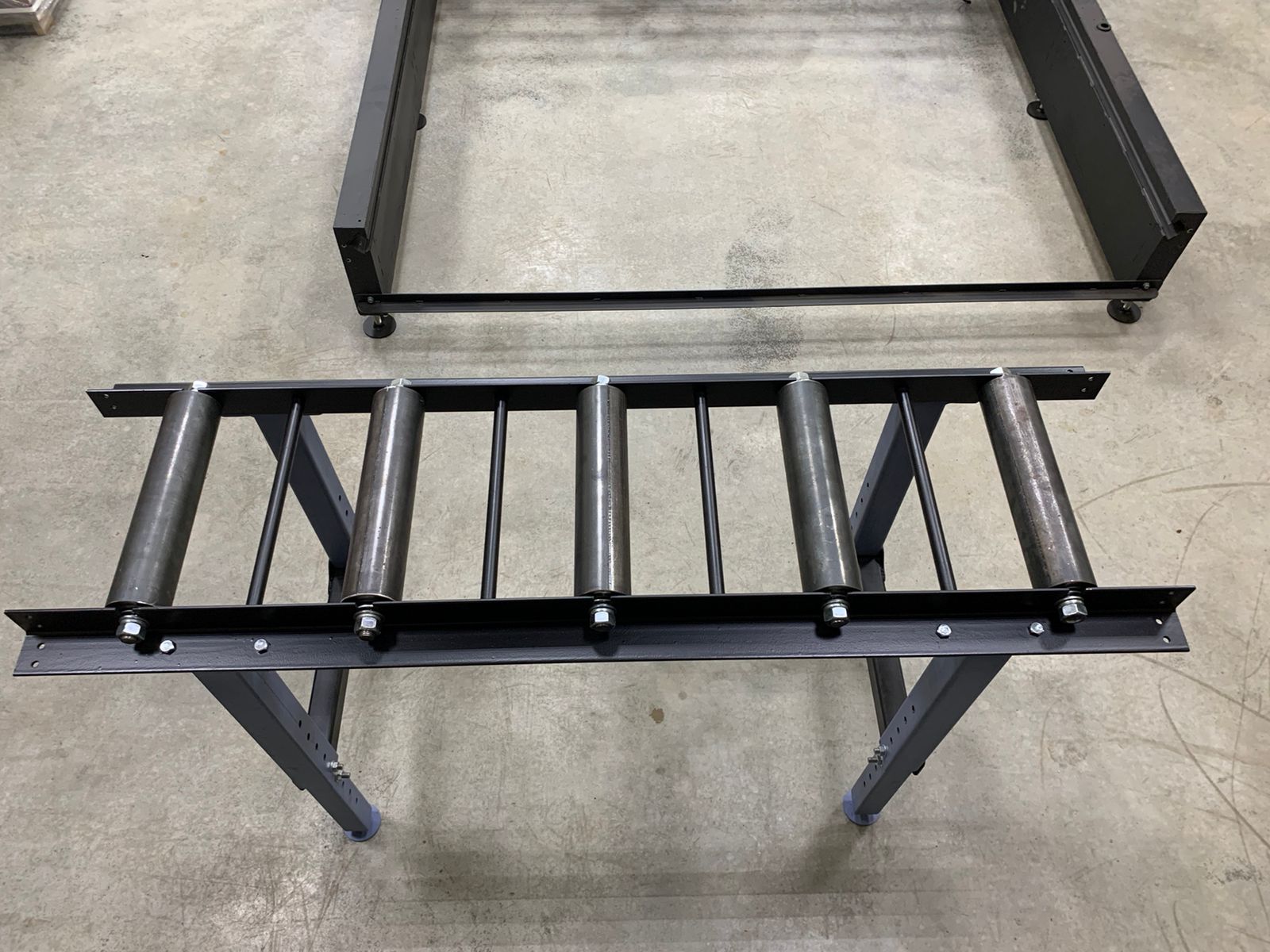 Рольганги для станков - это незаменимые элементы в промышленности, которые позволяют эффективно перемещать и обрабатывать тяжелые заготовки. Станки с рольгангами обеспечивают удобство и безопасность при работе с крупными деталями, а также повышают произво