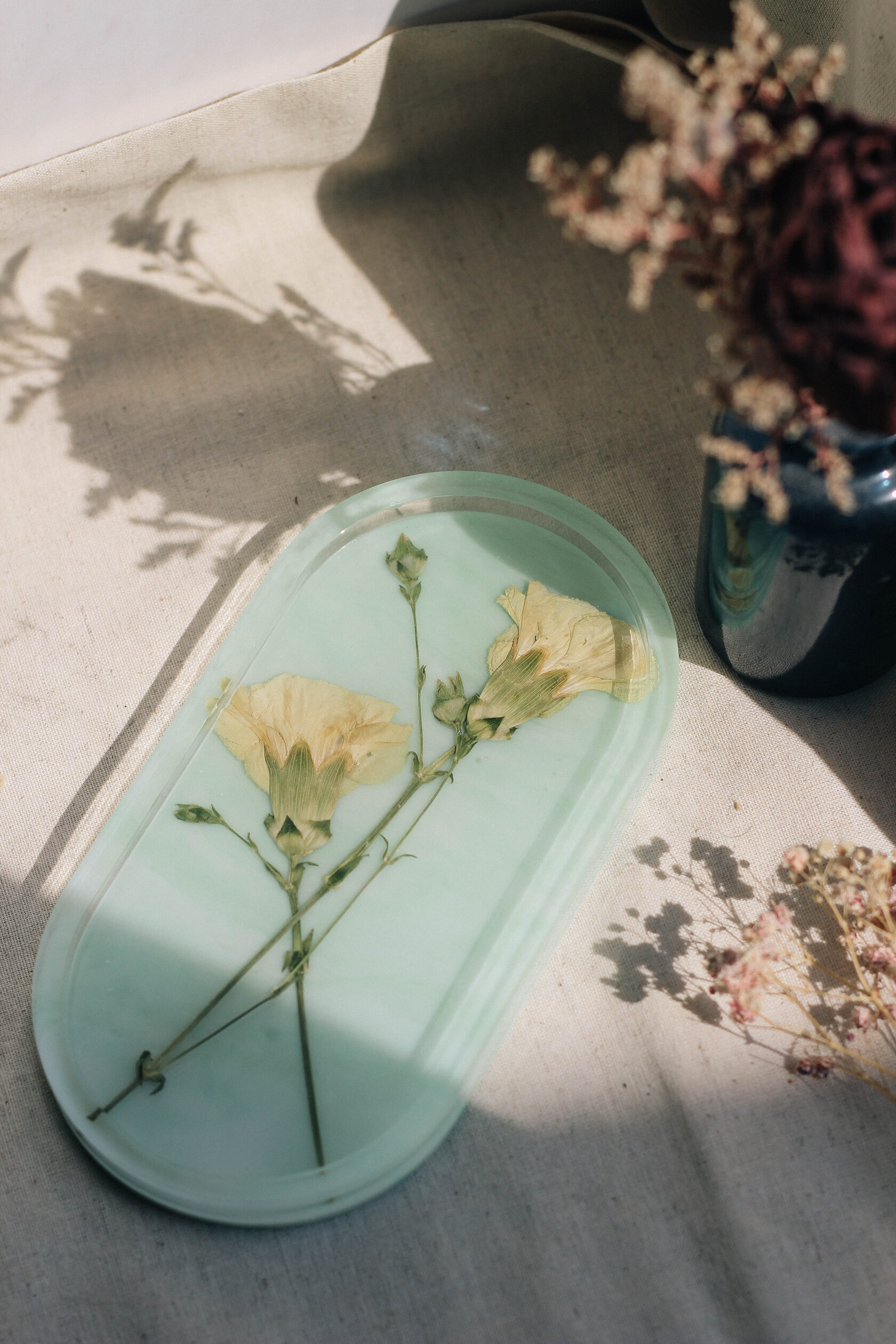 Овальный подиум из эпоксидной смолы зеленого цвета с натуральными цветами