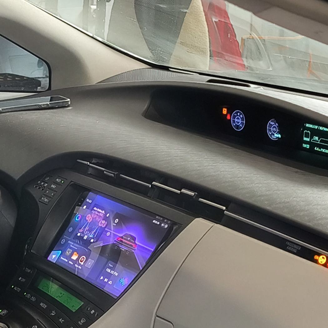Мастер устанавливает магнитолу TEYES в автомобиль