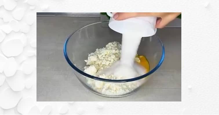 Приготовление пышных сырников с яблоками на сковороде: шаг 2