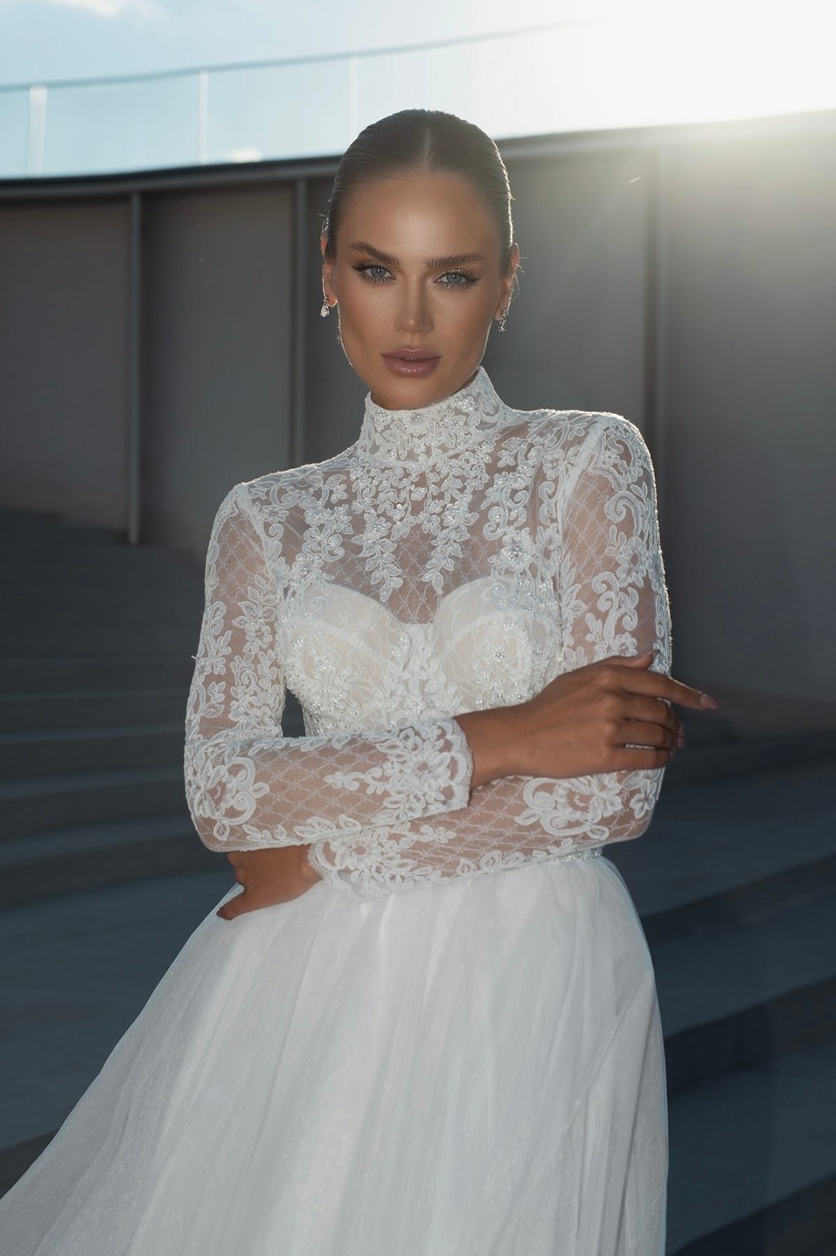 Закрытое свадебное платье DIADEM с высоким воротом и рукавами