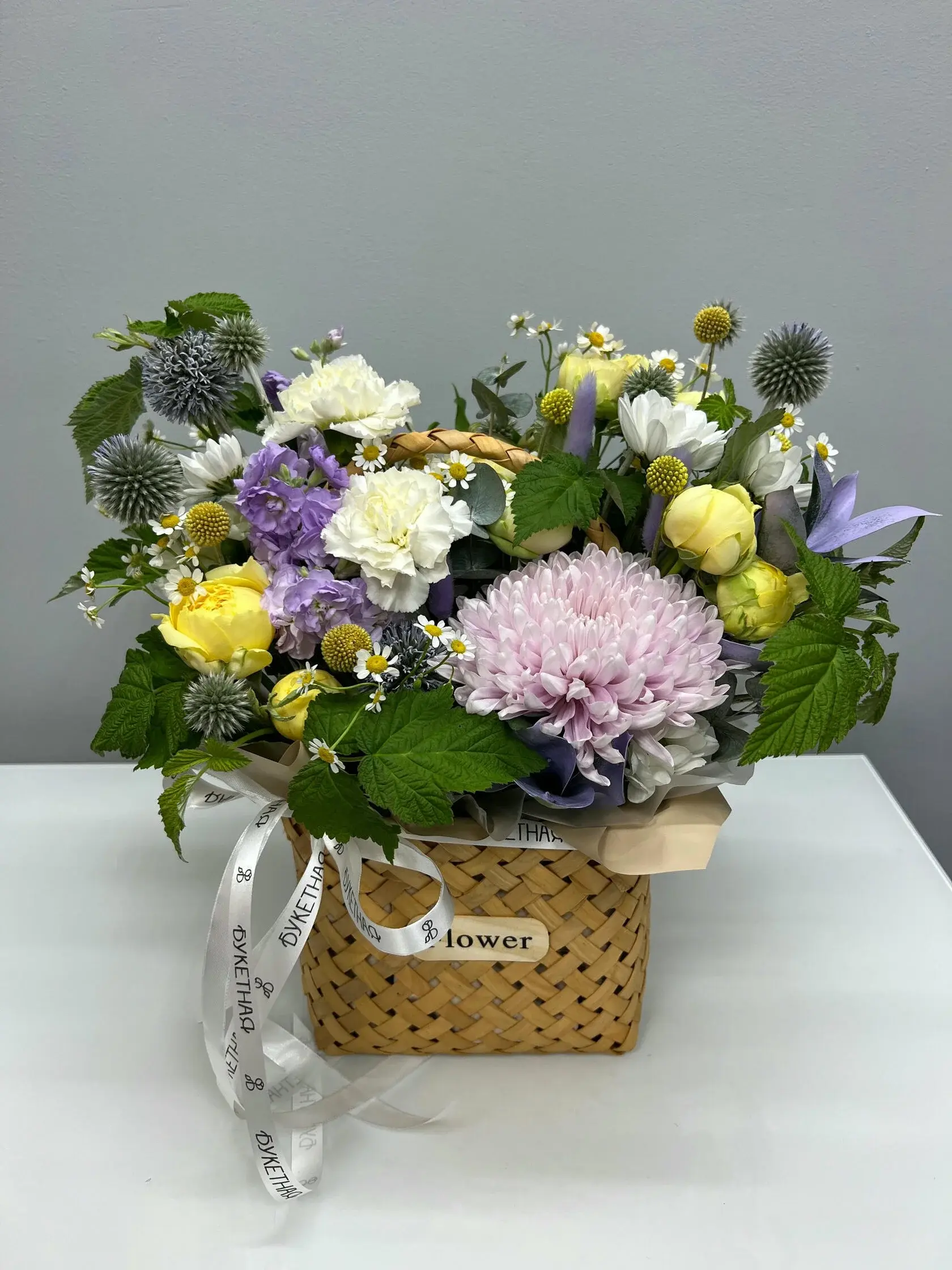 Композиция из живых цветов с сайта buketnaya54.ru