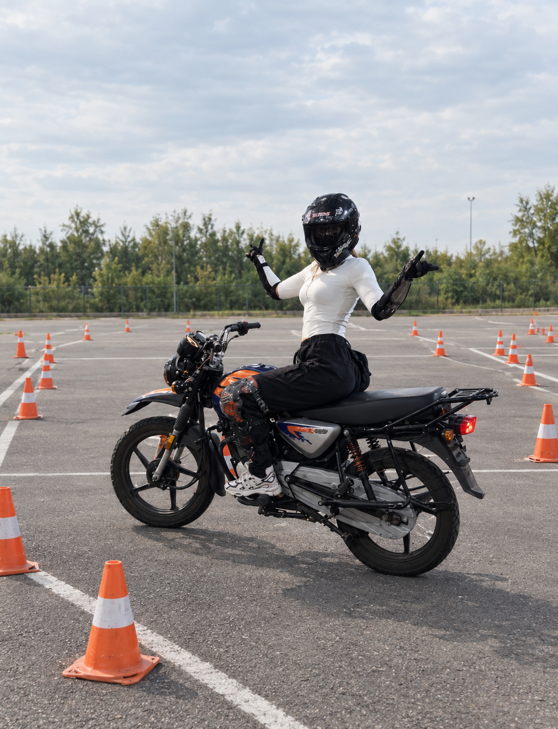 Выпускница автошколы на мотоцикле на автодроме