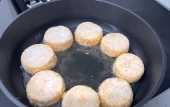 Приготовление сырников из творога с морковью и яблоком: шаг 7