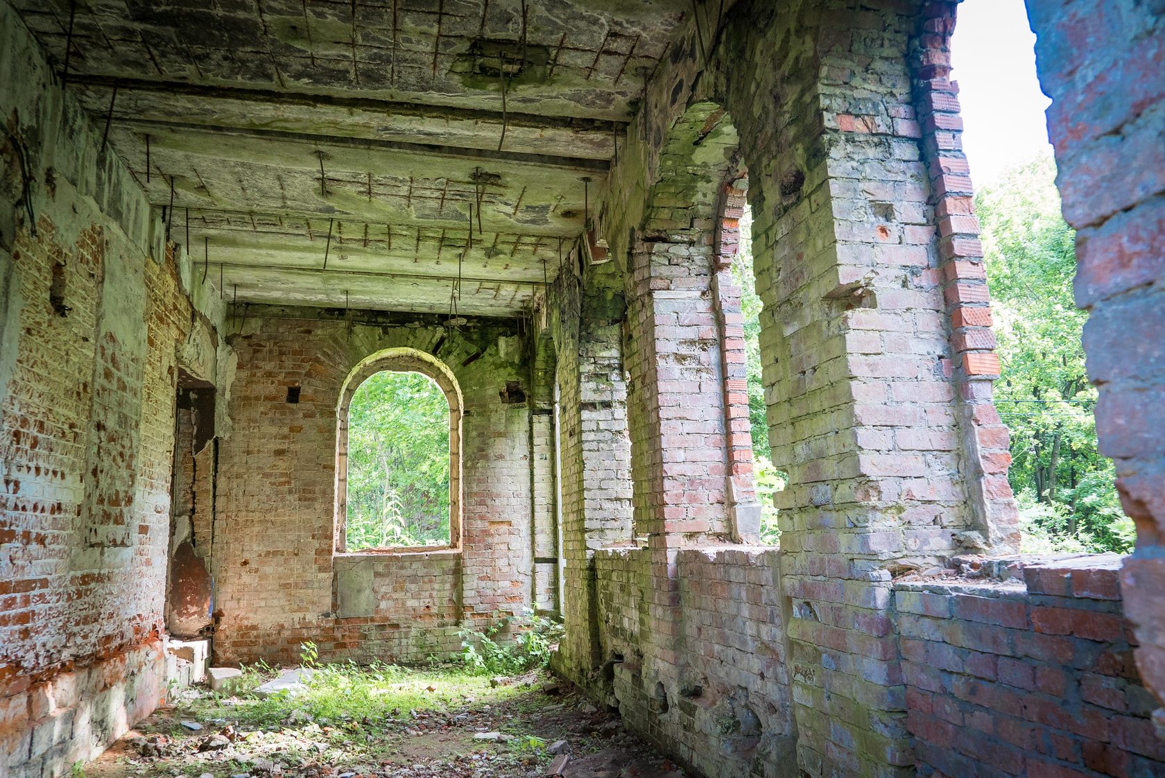 Заброшенные здания серпухов. Фабрика коншиных серпухов. Заброшки серпухова. Заброшенные ясли серпухов. Заброшенная фабрика.