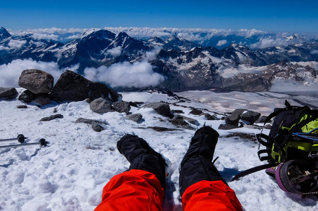 Mountain your friends. Обувь для восхождения на Эльбрус. Горные ботинки для восхождения на Эльбрус. Бахилы для восхождения на Эльбрус. Носки для восхождения на Эльбрус.